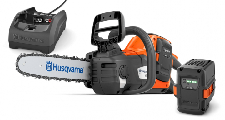 Husqvarna 225i avec batterie et chargeur dans le groupe Produits Husqvarna pour la sylviculture et le jardinage / Husqvarna Tronçonneuses / Tronçonneuse à batterie chez GPLSHOP (9705475-06)