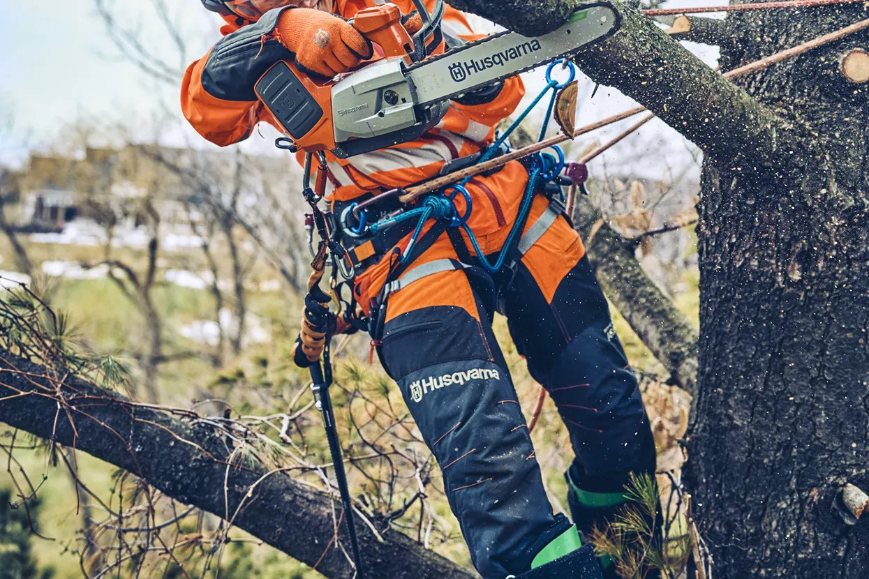 Husqvarna T542i XP® tronçonneuse à batterie pour les professionnels de l'entretien des arbres