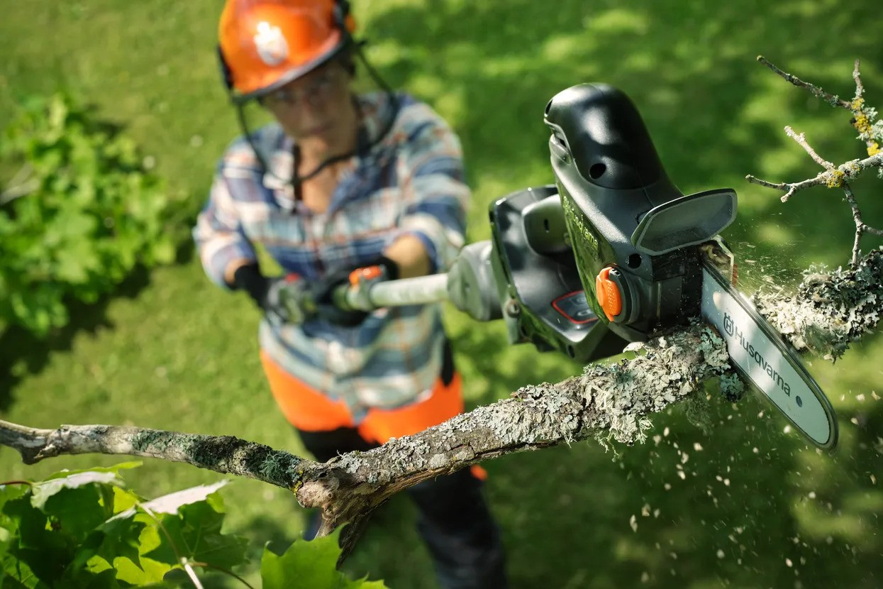 Husqvarna Aspire™ P8X-P4A + Perche télescopique Aspire™ avec batterie et chargeur