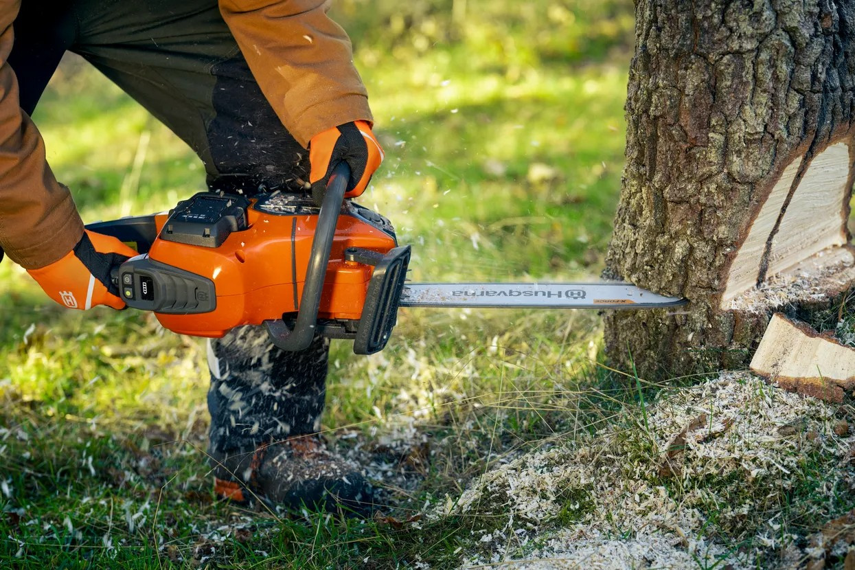 Tronçonneuse à batterie Husqvarna 440i avec batterie et chargeur