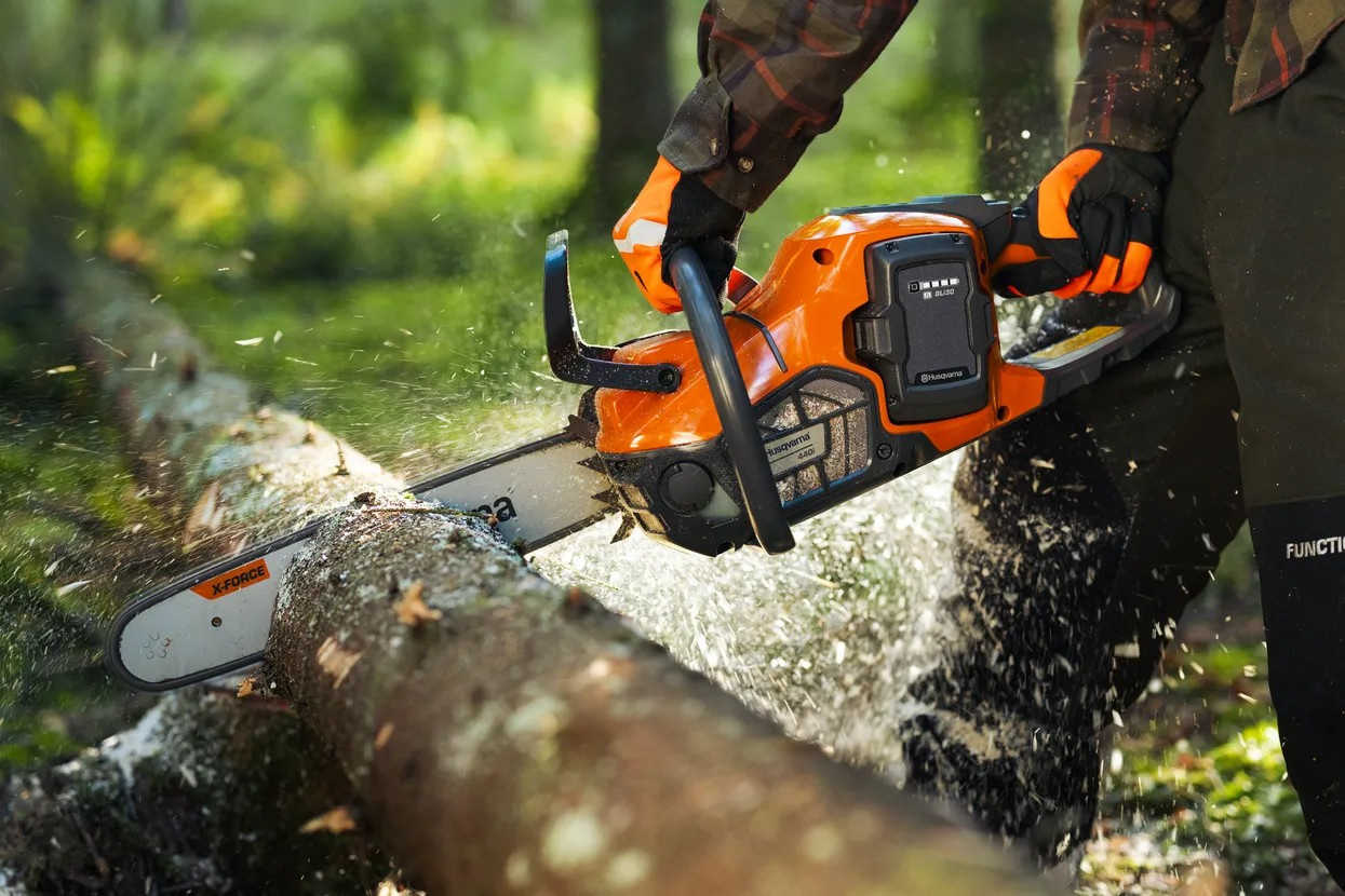 Tronçonneuse à batterie Husqvarna 440i avec batterie et chargeur