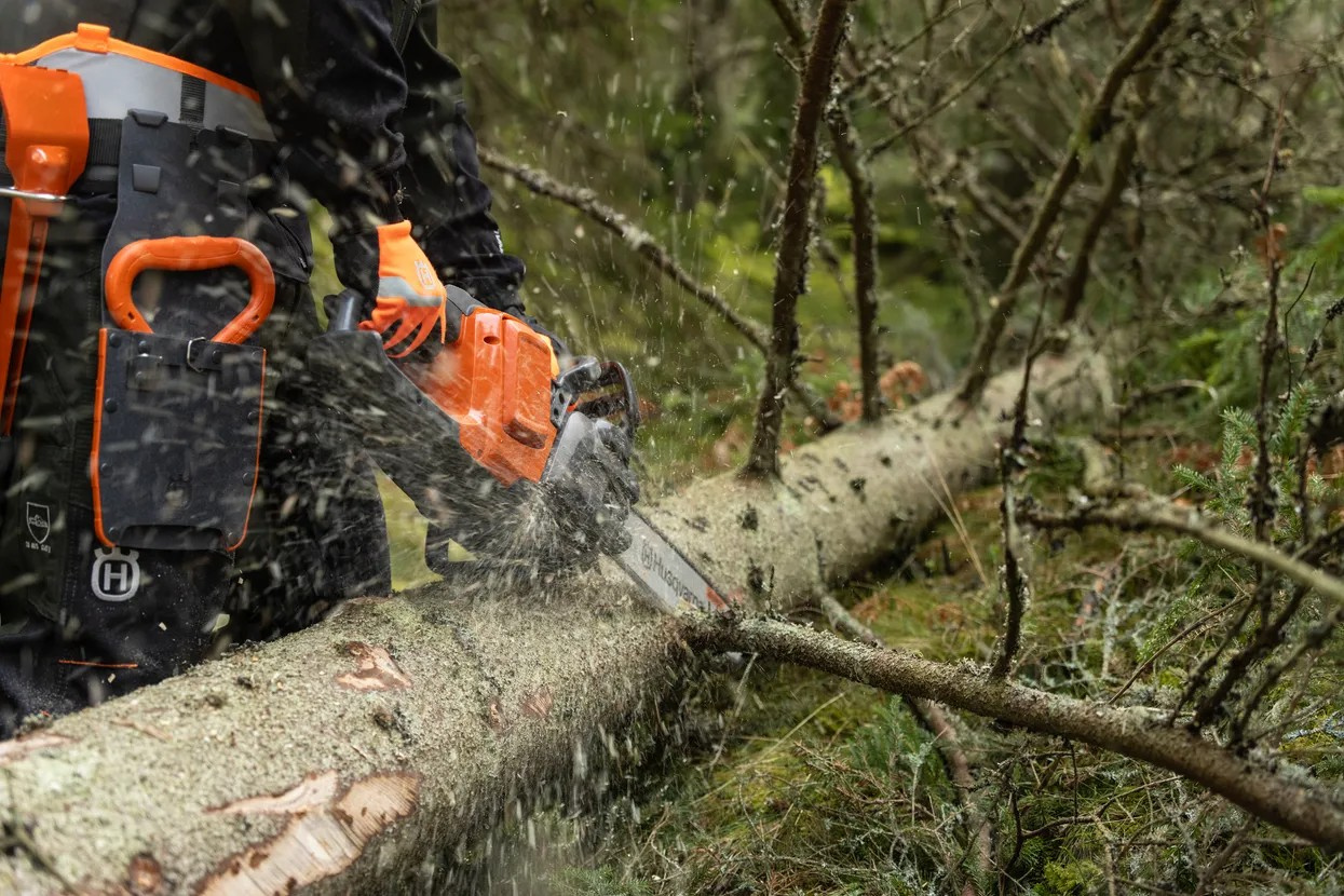 Tronçonneuse à batterie Husqvarna 440i avec batterie et chargeur